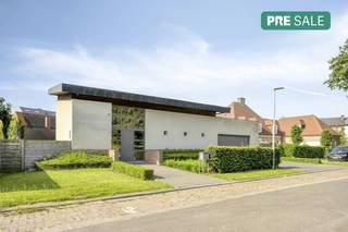 Deze villa, gebouwd in 1992, bevindt zich in een bijzonder rustige en residentiële woonwijk binnen de kleine ring van Roeselare. Dankzij de ligging in een doodlopende straat die uitmondt op een pleintje geniet u hier van maximale rust en privacy, terwijl alle voorzieningen zich op korte afstand bevinden.Met een bewoonbare oppervlakte van maar liefst 241 m² en een perceel van 988 m² biedt deze woning alle ruimte voor comfortabel wonen. De Grote Markt van Roeselare bevindt zich op slechts 10 minuten wandelafstand en ook scholen, supermarkten, winkels en openbaar vervoer zijn vlot bereikbaar.Buiten geniet u van een volledig omheinde tuin met toegangspoortjes langs beide zijden van de woning. Het ruime terras werd in 2014 voorzien van een stijlvolle pergola die zorgt voor aangename schaduw tijdens warme zomerdagen en beschutting biedt bij minder goed weer.Ook op vlak van comfort werd de woning doorheen de jaren verder geoptimaliseerd. In 2021 werd een energiezuinige Daikin warmtepomp geïnstalleerd die zowel de benedenverdieping als de slaapkamers voorziet van verwarming en airconditioning.De tuin vormt een echte meerwaarde dankzij het ruime tuinhuis met geïntegreerde sauna. Daarnaast werd in 2018 een authentieke Finse grill-Kota geplaatst, vervaardigd uit traditionele Finse materialen. De ideale plek om het hele jaar door te genieten met familie en vrienden.Bestuursmaatregelen in het maatregelenregister: nee