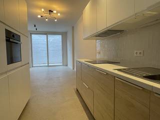 Charmante gerenoveerde woning met 2 slaapkamers in het Looks te Lier<br /><br />Ontdek deze instapklare woning met twee slaapkamers, gelegen in het Looks, een levendige en historische volkswijk in Lier, op wandelafstand van het centrum. Daarnaast geniet u van een uitstekende bereikbaarheid met een Mobiscore van 8,9/10, wat garant staat voor een vlotte verbinding met openbaar vervoer, winkels, scholen en andere voorzieningen.<br /><br />Op het gelijkvloers vindt u een lichtrijke leefruimte met aansluitend een moderne, volledig uitgeruste keuken. Deze is voorzien van alle comfort, waaronder een inductiekookplaat, ingebouwde vaatwasser, combi-oven, koelkast en diepvries. Verder beschikt de woning over een gastentoilet. Achteraan bevindt zich een gezellig terras, ideaal om in alle rust te ontspannen.<br /><br />Via de trap bereikt u de eerste verdieping met één slaapkamer en een verzorgde ruime badkamer. De tweede verdieping herbergt een tweede slaapkamer en een polyvalente overloop, perfect in te richten als bureau, dressing of hobbyruimte.<br /><br />De woning werd volledig gerenoveerd en afgewerkt met oog voor detail. Dankzij de lichte vloeren en neutrale kleuren geniet u van een aangename en hedendaagse woonbeleving.<br /><br />Met een gunstige EPC-score B is deze woning bovendien energiezuinig.<br /><br />Kortom, de ideale combinatie van comfort, stijl en ligging. Plan snel uw bezoek en laat u verrassen door deze mooie opportuniteit in Lier!