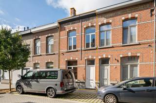 Nabij het centrum van Lier bevindt zich deze gerenoveerde woning met 3 slaapkamers en zuidwest-gerichte tuin. De woning ligt op wandel en/of fietsafstand van winkels, eet-en drankgelegenheden, scholen en het openbaar vervoer. Het station van Lier bevindt zich op slechts 200 meter. Tevens geniet u hier van een uitstekende bereikbaarheid vlakbij belangrijke invalswegen, alsook ligt de groene Stadsvest op slechts 350m van de woning.<br /><br />We betreden deze prachtige woning via de inkomhal. De sfeervolle leefruimte met veel natuurlijke lichtinval kan u inrichten met een gezellige zithoek en aparte eetplaats. Aansluitend bevindt zich de volledig ingerichte keuken, voorzien van de meest kwalitatieve toestellen. Achter de keuken vinden we nog een berging met aansluiting voor wasmachine- en droogkast, alsook een aparte toiletruimte. Via de berging komen we in de zuidwest-gerichte tuin, met terras en tuinberging, waar u steeds in alle rust kan genieten van het mooie weer. Op de eerste verdieping komen we bij de badkamer, voorzien van een lavabo, toilet, douche en ligbad. Via de nachthal op de tweede verdieping komen we bij de eerste twee slaapkamers. Op de derde verdieping bevindt zich nog de derde slaapkamer, afgewerkt met ingemaakte kasten. De woning is uitgerust met zonnepanelen, airco's en heeft een gunstige EPC waarde van slechts 175 kWh/m² per jaar. De woning is beschikbaar vanaf 1 april 2027.<br /><br />Er is een mogelijkheid om een garage op wandelafstand bij te huren (meer informatie op aanvraag).<br /><br />Dit is een uitstekende opportuniteit als u op zoek bent naar een gerenoveerde woning met 3 slaapkamers en tuin op een uitstekende locatie nabij het centrum van Lier. Contacteer ons voor meer informatie op 0472 82 80 66 of neem een kijkje op www.boonstravastgoed.be. <br /><br />Bijzonderheden:<br />- Uitstekende ligging<br />- Zuidwest-gerichte tuin met berging<br />- Energiezuinige gerenoveerde woning
