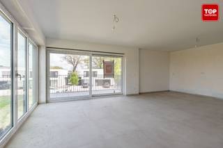Dit lichtrijk gelijkvloers nieuwbouwappartement in Evergem combineert rust, comfort en een praktische indeling op een uitstekende locatie vlak bij...