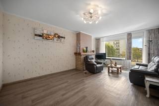 Dit charmante appartement op de eerste verdieping in Tienen biedt een comfortabele en praktische woonruimte, ideaal voor jonge gezinnen of koppels. Het appartement beschikt over twee ruime slaapkamers, perfect om in te richten als slaapkamers, een thuiskantoor of hobbyruimte. De badkamer is modern en functioneel, voorzien van alle noodzakelijke voorzieningen voor dagelijks comfort. Daarnaast is er een aangename leefruimte waar u gezellig kunt ontspannen of gasten kunt ontvangen. Het appartement beschikt ook over een garagebox.<br />Dankzij de centrale ligging in Tienen bent u dicht bij lokale winkels, openbaar vervoer en andere faciliteiten. Dit appartement combineert rust en bereikbaarheid, waardoor het een uitstekende keuze is voor wie wil genieten van het leven in de stad.
