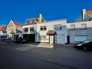 Charmante woning te koop centraal gelegen in Oud-Knokke vlakbij het centrum. De woning is ingedeeld in 2 appartementen. Indeling: Inkomhal. Ruime lichtrijke living. Open geïnstalleerde keuken voorzien van apparatuur. Terras. Toilet. 1ste ruime slaapkamer. 2de slaapkamer. Badkamer (douche, lavabo en toilet). Eerste verdiep: living, keuken, dakterras. Slaapkamer voorzien van ingemaakte kasten. Badkamer(lavabo en douche). Inpandige garage. Contacteer ons om een bezoek in te plannen!