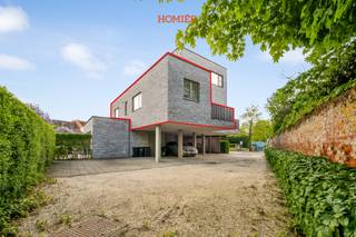 In de Gebroeders Massantstraat 15 in Herent bevindt zich dit aangename, onbemeubelde 1-slaapkamerappartement in een kleinschalig gebouw met slechts vier appartementen. Het pand werd gebouwd in 2017 en beschikt over een gunstig EPC-label A, wat zorgt voor een energiezuinige en comfortabele woonomgeving. Bij het betreden van het appartement op de eerste verdieping, kom je terecht in een lange inkomhal die toegang geeft tot de verschillende ruimtes. Zo vind je er een apart toilet, een praktische berging, een wasruimte, een slaapkamer aan de achterzijde en een badkamer met inloopdouche en lavabo. De hal leidt verder naar de open keuken met aansluitend een gezellige leef- en eetruimte. Vanuit deze leefruimte heb je toegang tot het terras, dat gericht is naar het zuidwesten en dus een aangename lichtinval biedt. Het appartement is gelegen op korte afstand (300 m) van het treinstation van Herent en heeft een goede verbinding via hoofdzakelijk fietspaden met Leuven en in het bijzonder met UZLeuven (Gasthuisberg). Daarnaast is bij het appartement een staanplaats inbegrepen. De huurprijs bedraagt €1.100 per maand, aangevuld met €30 kosten voor water, onderhoud van de parking en elektriciteit van de gemeenschappelijke delen. Elektriciteit, gas en internet dienen door de huurder zelf te worden afgesloten. Het appartement is beschikbaar vanaf 10 juli 2026. Wenst u graag een bezoek of extra informatie? Aarzel dan zeker niet om contact op te nemen via info@homies.be!