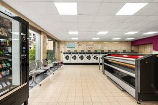 <p>Te koop: Handelspand in Beveren met een interessante investeringsopportuniteit en gegarandeerd rendement. </p>

<p>Dit pand vormt een interessante investeringsopportuniteit met stabiel rendement. Er is momenteel een huurder aanwezig die wacht op een nieuwe eigenaar en graag op lange termijn wenst te blijven huren, wat zorgt voor een betrouwbare en directe huuropbrengst. Dankzij de centrale ligging in een sociale en woonvriendelijke omgeving geniet het pand van een goede zichtbaarheid en bereikbaarheid.</p>

<p>Belangrijkste ruimtes:<br />• Polyvalente ruimte (22,09 m²) – geschikt voor diverse commerciële toepassingen.<br />• Hal (15,32 m²) – ruime inkom met toegang tot de verschillende delen van het pand.<br />• Berging (3,94 m²) – technische ruimte.<br />• Berging (3,52 m²) – extra opslag.<br />• Commerciële ruimte (52,00 m²) – hoofdbestanddeel van het pand.<br />• Toilet (1,18 m²) – voorzien van handenwasser.</p>

<p>Troeven:<br />• Stabiel en aantrekkelijk rendement dankzij de huidige huurder die op lange termijn wenst te blijven.<br />• Interessante investeringsopportuniteit met directe huuropbrengst vanaf aankoop.<br />• Interessant voor investeerders die op zoek zijn naar een passieve vastgoedbelegging met beperkte opvolging.<br />• Verhuurd commercieel pand met bewezen verhuurbaarheid en continuïteit in de huidige uitbating.</p>

<p>Neem vandaag nog contact op met je ERA-makelaar voor een bezoek.</p>

<p>JOUW DROOMHANDELSPAND. ZO GEVONDEN!</p>