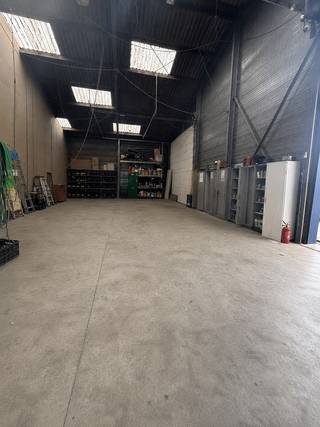 Bent u op zoek naar een ruime en multifunctionele bedrijfsloods op een uitstekende locatie? Dan is deze bedrijfsruimte aan de Bedrijfsweg 15 in Lanaken precies wat u zoekt.<br /><br /><strong>Omgeving</strong><br />De strategische ligging op het bedrijventerrein van Lanaken garandeert een uitstekende bereikbaarheid. Maastricht (NL) bevindt zich op slechts enkele minuten rijden, terwijl ook Maasmechelen, Genk en de E314 vlot bereikbaar zijn.<br /><br /><strong>Ruime en veelzijdige bedrijfsruimte</strong><br />De loods beschikt over een royale open werkruimte met een duurzame betonvloer en is geschikt voor tal van activiteiten zoals opslag, logistiek, productie, montage of ambachtelijke werkzaamheden. Dankzij de vrije indeling kan de ruimte flexibel worden ingericht volgens de noden van uw onderneming.<br />De loods is uitgerust met twee sectionaalpoorten, waardoor laden en lossen bijzonder vlot verloopt. De hoge nok en de aanwezige lichtstraten zorgen bovendien voor een aangename werkruimte met veel natuurlijke lichtinval.<br /><br /><strong>Kenmerken</strong>
<ul>
	<li>Gelegen op het industrieterrein van Lanaken</li>
	<li>Ruime bedrijfsloods</li>
	<li>Betonvloer</li>
	<li>Twee sectionaalpoorten</li>
	<li>Geschikt voor opslag, logistiek, productie en werkplaats</li>
	<li>Ruime manoeuvreerruimte rondom het gebouw</li>
	<li>Vlot bereikbaar vanuit België en Nederland</li>
</ul>
<strong>Huurvoorwaarden</strong>

<ul>
	<li>Huurprijs: € 1.000,00/maand</li>
	<li>Waarborg: 3 maanden huur (€ 3.000,00)</li>
	<li>Onroerende voorheffing, nutsvoorzieningen en verbruik ten laste van de huurder.</li>
</ul>
Heeft u interesse of wenst u een bezichtiging? Neem gerust contact op via <span><strong>+32 (0)89 23 44 22</strong></span> of mail naar <span><strong>info@immoverslegers.be</strong></span>.