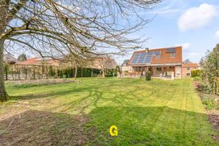 Langs de Bovenstraat in het landelijke Werm treft men deze verzorgde vrijstaande woning op een mooi perceel van 10a 10ca. <br /><br />De woning is gelegen op de hoek van de Bovenstraat en de Wanveldstraat. Dit vrijwel autoluwe straatje loopt uit in een ruilverkavelingsweg dat leidt naar de achtergelegen velden en weides. In deze mooie omgeving kan men heerlijk wandelen, fietsen, of een rondje joggen,… ideaal voor de natuurliefhebber en voor spelende kinderen. Hier zal het zeer aangenaam en rustig om wonen zijn, in een fijne gemoedelijke dorpse sfeer. <br /><br />Ondanks de rustige landelijke ligging, hoeft men niet in te boeten aan bereikbaarheid. Op een afstand van een tweetal kilometer ligt het centrum van Hoeselt zodat alles wat men dagelijks nodig heeft snel te vinden is. Het centrum van Bilzen ligt op een viertal kilometer, het centrum van Tongeren op een zestal kilometer. Met de oprit E313 zijn omliggende steden zoals Hasselt vlot bereikbaar. <br /><br />De woning werd opgericht door de huidige eigenaar begin jaren 90 en daarna voortdurend uitstekend onderhouden en verbeterd waar nodig. Omstreeks 2012 en 2013 werd de keuken vernieuwd en werd een zonneboiler geplaatst. De koper zal hier een degelijke verzorgde woning aantreffen die onmiddellijk bewoonbaar is, om op eigen tempo en volgens eigen noden eventueel verder op te frissen, zonder dat grote werken aan de orde zijn. <br /><br />INDELING/OMSCHRIJVING<br /><br />GELIJKVLOERS<br />-Ruime inkomhal met mooie volhouten siertrap en travertin vloeren<br />-Lichtrijke leefruimte met haard en toegang en zicht op het terras en de mooie tuin<br />-Knap afgewerkte keuken met zwart composieten werkblad en hoogwaardige toestellen zoals de Siemens combi- oven, kookplaat en vaatwasser<br />-Ruime veranda aansluitend op de keuken, met fijn zicht op de achtergelegen tuin, een ideale plek voor etentjes, gezellig samen te zijn of gewoon even tot rust te komen. <br />-Hal met WC<br />-Eerste slaapkamer (15 m²)<br />-Badkamer met bad en douche, in zeer verzorgde staat<br /><br />1STE VERDIEPING<br />-Nachthal<br />-2de ruime slaapkamer met sanitaire voorzieningen<br />-3de ruime slaapkamer<br />-Bureel of bergruimte<br /><br />KELDER ONDER DE VOLLEDIGE OPPERVLAKTE<br />-Inpandige garage, op gelijk niveau van de straat<br />-wasplaats<br />-kelderberging met ruimte voor CV<br />-werkplaats<br /><br />BUITENOMGEVING<br />-Leuk terras aansluitend op de leefruimte met fijn zicht op de tuin<br />-Ruime verzorgde volledig omheinde tuin, ook bereikbaar langszij langs de Wanveldstraat, zeker handig voor onderhoudswerken e.d.<br /><br />EPC: 367 kWh/m² pj – Geen renovatieplicht – CV op stookolie – zonnepanelen en zonneboiler. <br /><br />Maatregelen opgenomen in het Maatregelenregister: nee<br /><br />Deze fijn gelegen gezinswoning kan een mooi aanbod zijn voor (jonge) gezinnen die op zoek zijn naar een degelijk gebouwde zeer verzorgde open bebouwing met ruime tuin, om snel te bewonen zonder zware dringende kosten, gunstig gelegen in een mooie landelijke kindvriendelijke straat in een gemoedelijke gemeente, met nog steeds vlot toegang tot de talrijke faciliteiten die Bilzen-Hoeselt te bieden heeft. <br /><br />Bekijk zeker ook het filmpje!<br />https://www.instagram.com/p/DWi8GuUikfB/<br />https://www.facebook.com/share/v/1BcwDfLSGR/