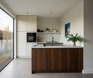 Appartement de trois pièces situé au premier étage avec une grande terrasse ensoleillée donnant sur le parc municipal de Poperinge ! <br /><br />L'appartement offre un confort de vie de haute qualité et est économe en énergie. En dotant chaque appartement de fenêtres suffisantes, vous pouvez profiter de beaucoup de lumière. <br />Chaque appartement est également conçu comme une maison ensoleillée avec une vue double : le dynamisme de la ville d'un côté et la verdure relaxante du parc de la ville de l'autre.<br />De plus, une grande importance est attachée à l'isolation thermique et acoustique. Par exemple, l'appartement est équipé de :<br />- une pompe à chaleur individuelle avec fonction de refroidissement (climatisation) <br />- panneaux solaires<br />- triple vitrage <br />La cuisine et la salle de bain peuvent être choisies chez un fournisseur comme vous le souhaitez. La finition de l'appartement est donc entièrement personnalisée. <br />L'achat d'un garage/d'une place de parking est également toujours possible !<br /><br />Opter pour Parkzicht III, c'est opter pour une architecture intemporelle, à quelques pas de tous les commerces et de la Grand-Place de Poperinge.<br /><br />Contactez Charlotte Druant au 0474969298 ou envoyez un e-mail à charlotte.druant@dewaele.com pour plus d'informations sur cette résidence.