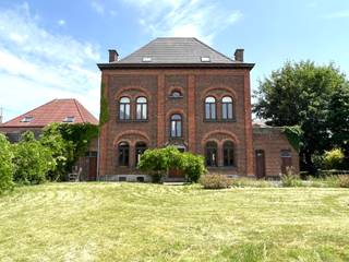 Imposante maison de maître avec magnifique jardin orienté sud et potentiel exceptionnel, située sur un terrain spacieux de 1 570 m². Cette maison...