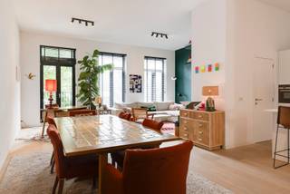 <p><strong>Lichtrijk, trendy appartement in gerenoveerd herenhuis</strong><br /><br />Gelegen aan de voet van de Koninklijke Academie voor Schone Kunsten van Antwerpen en vlakbij de gezellige winkelstraten treffen we dit exclusief renovatieproject met lift.<br /><br />Deze charmewoning met hoge plafonds is volledig gerenoveerd met kwalitieve materialen en bestaat uit 4 appartementen.<br /><br />Het appartement is gelegen op de 1ste verdieping en heeft een bewoonbare oppervlakte van ca. 125m2.<br /><br />Dankzij de grote raampartijen kan u genieten van ongelooflijk veel lichtinval doorheen het ganse appartement.<br /><br />De keuken is voorzien van kwalitatieve toestellen van het merk Siemens met aansluitend een praktische berging, hier treffen we de CV condesatieketel en is er ruimte voor het plaatsen van een wasmachine/droogkast.<br /><br />In de nachthal is er een gastentoilet met handenwasser.<br /><br />De master bedroom heeft een ensuite badkamer met een ruime inloopdouche en maakt plaats voor een ingemaakte kastenwand. <br />De tweede slaapkamer heeft het ultieme comfort van een extra ruime badkamer met een dubbele wastafel, ligbad en een toilet.<br /><br />Troeven:<br />- Instapklaar en gerenoveerd (2020) met degelijke materialen;<br />- Nieuwe digitale individuele meters voor gas, water en electra;<br />- Er is een kelderberging mee inbegrepen in de verkoopprijs;<br />- Verkoop onder registratierechten.<br /><br />Contacteer LISTED vandaag voor een plaatsbezoek: +32 3 283 51 51.</p>