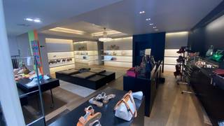 Het pand is modern ingericht en beschikt over grote etalage ruimtes die zorgen voor veel natuurlijk licht en een uitstekende zichtbaarheid van uw producten.<br /><br />Het handelspand is voorzien van een handelsruimte waar uw klanten van harte welkom zijn, een bureel waar u rustig kunt werken, en een stockage ruimte waar u uw voorraad kunt opslaan. Ook beschikt het pand over een grote kelder die voor diverse doeleinden kan worden gebruikt.<br /><br />De CV op gas zorgt voor een aangename warmte in het pand, en door het EPC-label C (421 kWh/(m² jaar)) is het handelspand redelijk energiezuinig.<br /><br />Dit instapklare handelspand is beschikbaar in overleg en is daarom perfect voor wie snel een winkel of kantoor wilt opstarten. Mis deze unieke kans niet en neem snel contact met ons op om een afspraak te maken voor een bezichtiging!