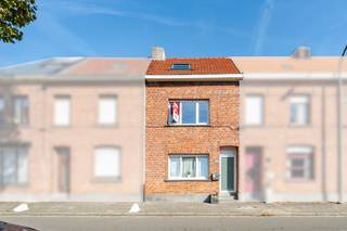 <p>Charmante gezinswoning in Zwijndrecht met private buitenruimte en vlotte verbinding naar Antwerpen.</p>

<p>Deze gesloten bebouwing in de Heidestraat combineert ruimte en wooncomfort op een praktische locatie in Zwijndrecht. Met vier slaapkamers biedt deze woning alle mogelijkheden voor gezinnen die op zoek zijn naar een aangename thuisbasis. De private buitenruimte vormt een fijne plek om te ontspannen, te spelen of gezellig samen te tafelen met familie en vrienden. Dankzij de nabijheid van het station van Zwijndrecht en belangrijke verbindingswegen bereik je Antwerpen en omliggende gemeenten bijzonder vlot. Bovendien beschikt de woning over een EPC-label C, wat bijdraagt aan een comfortabel woongevoel.</p>

<p>Belangrijkste ruimtes:<br />• Inkomhal (10 m²) met toegang tot de leefruimtes<br />• Woonkamer (22 m²) met aangename leefruimte<br />• Keuken (16 m²) met praktische indeling<br />• Berging (7 m²) voor extra opslagruimte<br />• Toilet (1 m²) met handenwasser<br />• Slaapkamer (18 m²) met ruime indeling<br />• Slaapkamer (16 m²) geschikt als master bedroom<br />• Slaapkamer (10 m²) ideaal als kinder- of bureauruimte<br />• Slaapkamer (7,5 m²) compact en functioneel<br />• Badkamer (5 m²) voorzien van inloopdouche<br />• Nachthal (5 m²) met toegang tot de slaapkamers</p>

<p>Troeven:<br />• Private buitenruimte voor ontspanning en gezellige momenten<br />• Vier slaapkamers en een praktische indeling voor gezinnen<br />• Vlotte bereikbaarheid via station Zwijndrecht en verbindingswegen</p>

<p>Neem vandaag nog contact op met je ERA-makelaar voor een bezoek. JOUW DROOMHUIS. ZO GEVONDEN!</p>