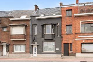 Deze ruime burgerwoning bevindt zich langs de Gaversesteenweg in de nabijheid van het Driespoort shopping center. De woning omvat op het gelijkvloers inkom met vestiaire en toilet, leefruimte in verschillende compartimenten, bureel, kelder, ingerichte professionele keuken, ruime bergplaats, aangenaam overdekt terras, koer en dubbele garage. Op de verdiepingen zijn er 5 slaapkamers en een ingerichte badkamer. De woning werd door de jaren opgewaardeerd met een gevel- en dakrenovatie, de elektriciteit is conform en de verwarming gebeurt aan de hand van centrale verwarming met aardgas.<br />Deze woning kan zowel dienst doen als ruime gezinswoning met een bewoonbare oppervlakte van 219m² als een commerciële invulling krijgen (bureel, praktijk, restaurant,...) of een combinatie van beide.<br />Bijzonder goede mobilteitsscore (8,5/10) met schitterende bereikbaarheid naar openbaar vervoer (station Deinze), winkels, scholen, ontspanning en verbindingswegen (E17).<br />Bel snel voor een bezoek aan deze karaktervolle woning met mooie authentieke accenten of kom vrijblijvende langs op de open huis dag, zaterdag 14/03 van 14u tot 16u:<br />Alina 0484 11 04 90