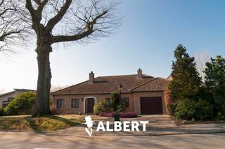 Charmante gelijkvloerswoning op ruim perceel van 920m²- geen renovatieverplichting!<br />Deze gelijkvloerswoning uit 1990 combineert ruimte, licht en comfort op één niveau. Met een bewoonbare oppervlakte van 214m²(bron EPC) en een zuidwest gerichte tuin, geniet je hier elke dag van rust en privacy. <br />Bovendien is er geen renovatieverplichting, wat deze woning extra interessant maakt voor wie meteen wil intrekken of op eigen tempo wil moderniseren.<br />Troeven van dit huis:<br />-3 volwaardige slaapkamers<br />-Lichtrijke , ruime keuken<br />-Gezellige woonkamer met open haard<br />-Aangenaam terras voor lange zomeravonden<br />-Zuidwest gerichte tuin<br />-Bouwjaar 1990 en Asbestveilig<br />-Geen renovatieverplichting<br />-Inpandige garage en veel berging<br /><br /><br />Interesse? Schrijf je in op ons bezoekmoment op 4 april 2026 tussen 13u en 16u op onze website www.albert.immo<br /><br />Bij Albert kom je thuis!