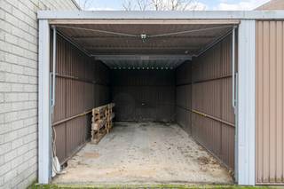 Deze bovengrondse garagebox met poort is achter een gebouw gelegen nabij het centrum van Heverlee. Zeer gemakkelijk om in te rijden en ideaal voor veilige en droge stalling van uw vier- of tweewieler(s). Kan uiteraard ook dienen als extra opslagplaats. Asbestveilig.