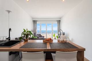 Instapklare studio met slaaphoek en frontaal zeezicht op toplocatie te koop te Middelkerke. Deze studio situeert zich op de vijfde verdieping van de Residentie Bristol, Paul de Smet de Naeyerstraat 35 vlakbij openbaar vervoer, winkels en horeca. <br /><br />Indeling: <br />- inkom<br />- ingerichte keuken met aansluiting wasmachine/vaatwas, keramische kookplaat, combi-oven en koelkast <br />- lichtrijke leefruimte (23m²)<br />- aparte slaaphoek<br />- badkamer met douche, lavabo en toilet.<br /><br />Pluspunten:<br />- Topligging te centrum Middelkerke<br />- Aparte slaaphoek<br />- Nieuwe pvc ramen<br />- Vernieuwde lift <br />- Positief elektriciteitsattest (blanco attest)<br />- Vuilnislokaal in het gebouw<br /><br />Bent u op zoek naar een instapklare studio met frontaal zeezicht te koop te Middelkerke, aarzel niet om uw afspraak vast te leggen!<br /><br />Bestuursmaatregelen in het maatregelenregister: nee
