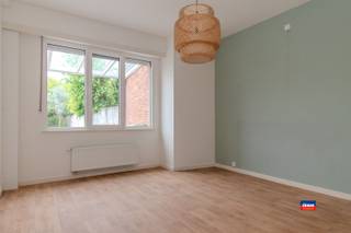 <p><span>WILRIJK | WONING OP TOPLOCATIE MET TWEE SLAAPKAMERS, GARAGE EN RUSTIGE TUIN OP EEN TOTALE GRONDOPPERVLAKTE VAN 158m² | EPC B |</span></p><p><span>Indeling als volgt: gelijkvloers: voortuin + oprit - inkomhal - garage - 2 slaapkamers (18m² en 9m²) - overdekt terras en tuin.</span></p><p><span>Eerste verdieping: woonkamer met véél lichtinval en open, geïnstalleerde keuken met zicht op de tuin - apart toilet - badkamer met ligbad en dubbele lavabo.</span></p><p><span>De woning beschikt over 10 zonnepanelen en rolluiken op het gelijkvloers (handmatig) en 1ste verdieping (elektrisch).</span></p><p><span>Zéér gunstig gelegen vlakbij vele parken, het centrum van Wilrijk, openbaar vervoer, winkels, scholen en uitvalswegen.</span></p>