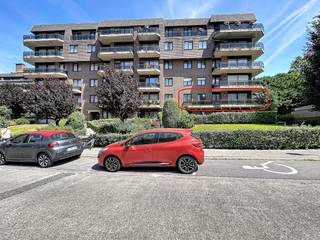 Ruim en zonnig twee slaapkamer appartement nabij het centrum van Strombeek-Bever in een aangename straat.<br /><br />Het appartement met een totale oppervlakte  meer dan 127m2 bestaat uit:<br />- Inkomhal met dressing<br />- Ruime berging met mogelijkheid tot plaatsen wasmachine/droogkast<br />- Apart toilet<br />- Ruimte living aansluitend met groot zuid-west gericht terras<br />- Ingerichte keuken met vaatwasser<br />- Twee slaapkamers<br />- Badkamer met bad<br />- Kelder<br /><br />De gemeenschappelijke kosten, onder de vorm van een provisie, bedragen 130,00 euro/maand en dienen voor het onderhoud van de gemeenschappelijke delen, en een provisie voor het watergebruik. <br /><br />Het appartement is onmiddellijk beschikbaar. Wenst u bezoek? Gelieve dit bezoek dan aan te vragen via onze website. <br />