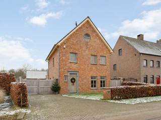 Deze instapklare woning is gelegen vlakbij de Nederlandse grens, op een zuidoost perceel van ca. 908 m². Het pand omvat oa. 3 slaapkamers,...