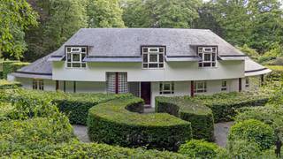 <p><strong>Charmante villa</strong> met specifieke architectuur op <strong>unieke groene locatie TE HEIDE</strong> met prachtige tuin dichtbij het centrum, station, winkels en scholen.</p>
<p>De woning werd opgetrokken in een tijdloze villastijl <strong>met een karaktervolle architectuur.</strong> De architectuur kenmerkt zich door het ruime dakvolume, de <strong>grote raampartijen</strong> en de harmonieuze integratie in de <strong>groene omgeving.</strong> De woning werd ontworpen met veel aandacht voor <strong>lichtinval en een sterke connectie tussen de leefruimtes en de tuin</strong>.</p>
<p>Deze <strong>unieke villa is</strong> gelegen op een <strong>uitzonderlijk rustige en groene locatie </strong>en wordt omgeven door een prachtige, aangelegde tuin met volwassen bomen en hagen die zorgen voor <strong>optimale privacy.</strong> De woning combineert <strong>ruime leefruimtes</strong> met een <strong>sterke connectie met de tuin en het omliggende groen</strong>.</p>
<p><strong>Gelijkvloers</strong><br />-Via de inkomhal met vestiaire en gastentoilet betreedt u de woning<br />-<strong>Ruim bureel</strong> met ingemaakte kasten en zicht op de tuin<br />-<strong>De lichtrijke leefruimte</strong> met aparte leeshoek met parketvloer biedt een mooi zicht op de tuin en geeft toegang tot het zonnige terras<br />-De ruime, <strong>volledig ingerichte keuken</strong> (2009) is uitgerust met kwalitatieve toestellen waaronder een grote Miele inductiekookplaat, oven, een combi-oven, ingebouwde Miele koffiemachine, vaatwasser, koelkast en diepvriezer<br />-Aansluitend bevindt zich een praktische bijkeuken met ingemaakte kasten en aansluitingen voor wasmachine en droogkast<br />-Een <strong>dubbele garage met automatische poort</strong>. Van hieruit is er eveneens toegang tot het overdekte terras</p>
<p><strong>Kelderverdieping</strong><br />-Ruime kelderverdieping met verschillende bergruimtes, technische ruimte met opstelling van de boiler, ingemaakte kasten en <strong>een wijnkelder</strong></p>
<p><strong>Verdieping</strong><br />-Op de verdieping bevindt zich de <strong>ruime master slaapkamer met dressing</strong> en directe toegang tot <strong>het zonnige terras</strong>. De badkamer is uitgerust met sauna, douche, toilet en dubbele lavabo<br />-Daarnaast zijn er nog <strong>drie extra slaapkamers</strong>, waarvan één met bijkomende bergruimte achteraan. Verder is er <strong>een tweede</strong> badkamer voorzien van douche en dubbele lavabo en een apart toilet op de verdieping</p>
<p><strong>Tuin</strong><br />De woning wordt omringd door <strong>een prachtige, groene tuin</strong> met ruime gazon, volwassen bomen en hagen die zorgen voor rust en privacy. Het zonnige terrassen bieden een mooi zicht op de tuin en vormt de ideale plek om te ontspannen. In de tuin bevindt zich bovendien een charmante siervijver en een praktisch tuinhuis.</p>
<p><strong>Extra troeven</strong><br /><strong>-13 zonnepanelen (ongeveer 3 à 4 jaar oud)</strong><br /><strong>-Thuisbatterij</strong><br />-Laadpaal voor elektrische wagen<br />-Dubbele garage met automatische poorten<br />-Zonnig overdekt terras<br />-Veel privacy en groene omgeving<br />-Alarm<br /><strong>-Met een lucht/lucht warmtepomp in de living(</strong>COP van 4,0 gebruikt)<strong>, eetkamer en tv-hoek zou je een D label kunnen bekomen</strong></p>