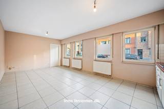 <p><span>A perfect, move-in-ready ground-floor apartment, conveniently located near the rural village center of Putte.</span></p><p><span> </span></p><p><span>This bright apartment is located on the ground floor of a recently built residence (constructed in 2004) and is easily accessible, with all living areas on the ground floor. The apartment features a functional layout and was finished with durable materials; it has always been maintained with the utmost care. Numerous windows allow plenty of natural light to flood in. The living room and open kitchen create a cozy home. The apartment features a spacious bedroom. The spacious entryway/hallway provides access to a storage/laundry room, a bathroom with a bathtub and shower enclosure, and a separate toilet. At the rear of the building is a spacious garage, included in the rent.</span></p><p><span> </span></p><p><span>Thanks to its convenient location right in the pleasant city center, shops, schools, a weekly market, and public transportation are all within walking distance.</span></p><p><span>The apartment is available immediately. Rent €,765. Utilities €,40 per month.</span></p>