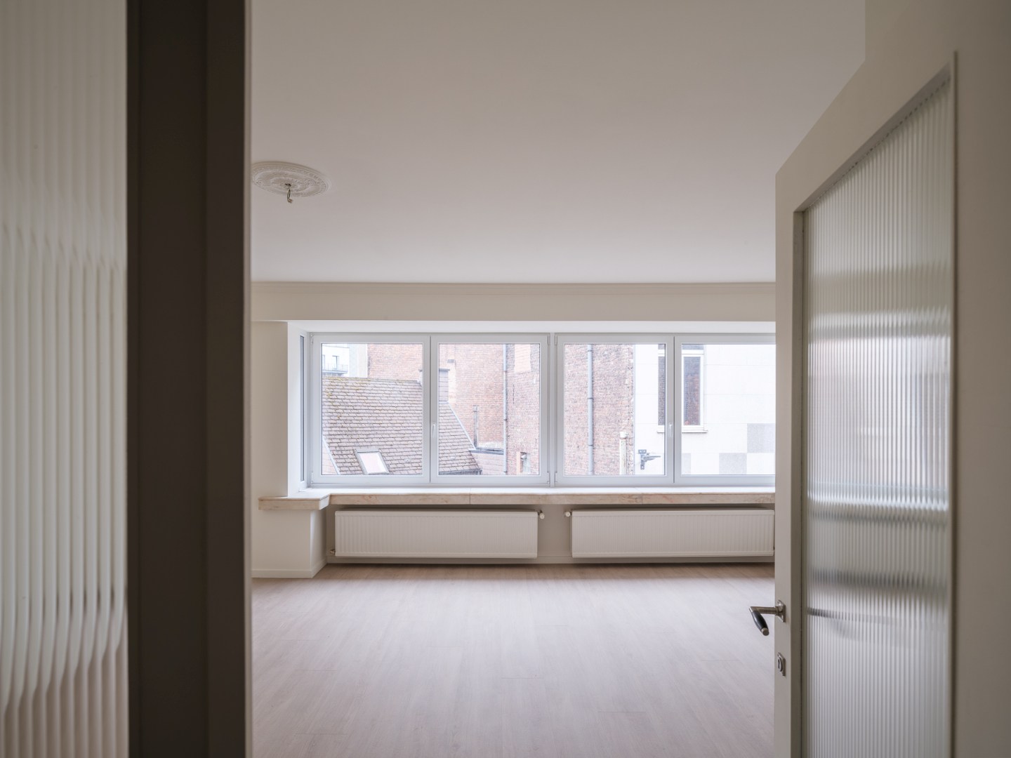 Stylishly renovated, bright two-bedroom apartment - photo 4