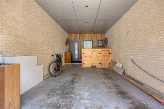 Welkom in deze charmante woning in het hart van Aalst! Deze instapklare woning combineert hedendaags comfort met een uitnodigende uitstraling, ideaal voor gezinnen of stedelijke professionals. Met een bewoonbare oppervlakte van 140,5 m² en een perceel van 2a21ca biedt dit huis volop ruimte, zowel binnen als buiten.Leefcomfort op de eerste verdiepingDe eerste verdieping vormt het levendige hart van de woning. Hier vindt u een lichtrijke leefruimte die harmonieus overgaat in een open keuken – de perfecte plek voor gezellige diners en ontspannen familiemomenten. Veelzijdige benedenverdieping met mogelijkhedenHet gelijkvloers biedt bijkomende ruimte die volledig naar eigen wens kan worden ingericht. Dankzij de reeds aanwezige nutsvoorzieningen en een aansluiting voor een extra toilet is deze verdieping uitermate geschikt voor het installeren van een tweede keuken met eetkamer, een hobbyruimte of zelfs een praktijk aan huis.Slaapcomfort en ontspanningDe woning beschikt over drie ruime slaapkamers die rust en privacy garanderen. De badkamer is stijlvol ingericht met een moderne afwerking en biedt dagelijks een gevoel van luxe.Groene buitenruimte en extra bergingIn de zonnige tuin kunt u helemaal tot rust komen. De combinatie van weelderige beplanting, gezellige zithoekjes en een ruime tuinberging maakt dit tot een waar buitenparadijs – ideaal voor lange zomeravonden of een rustige middag in eigen tuin.Praktisch en centraal gelegenHoewel er geen garage aanwezig is, beschikt de woning over een ruime inpandige staanplaats voor één wagen, fietsen en extra opslag. De ligging is bijzonder gunstig: winkels, scholen en openbaar vervoer bevinden zich op wandelafstand.