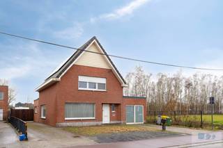 Op een uitstekende locatie vlakbij centrum Schriek, bevindt zich deze vrijstaande woning met 3 slaapkamers en tuin.Deze centraal gelegen woning...