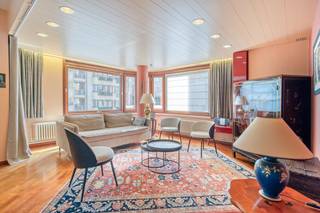 Ontdek dit erg ruime hoekappartement op een zeer centrale ligging aan de Zeelaan. Dit appartement is volledig instapklaar en biedt heel veel mogelijkheden als permanente woonst, verhuur op jaarbasis én verhuur op vakantiebasis (hoge bezetting is mogelijk).<br />Het pand kan met minimale ingrepen opgefrist worden, maar de basis (zoals de gerenoveerde badkamer) is uitstekend.<br />Het appartement beschikt over een gunstig EPC-label B, wat zorgt voor een lage energiefactuur.<br />De indeling is optimaal:
<ul>
	<li>Een ruime, lichtrijke woonkamer die uitgeeft op de Zeelaan en een eethoek.</li>
	<li>Een aparte, praktische en goed uitgeruste keuken met doorgeefluik.</li>
	<li>Twee erg ruime slaapkamers.</li>
	<li>Een gerenoveerde badkamer met een dubbele lavabo, ligbad en douche.</li>
	<li>Een apart toilet met lavabo</li>
	<li>Een zéér grote privé kelder op de -1 (de grootste van het gebouw), ideaal als extra bergruimte.</li>
</ul>
Mogelijkheid tot het aankopen van een nabijgelegen garage (complex Flora).<br /><br /><u><strong>TROEVEN:</strong></u>

<ul>
	<li>Erg ruim hoekappartement met gunstig EPC-label B</li>
	<li>Zeer centrale ligging aan Zeelaan/Zeedijk</li>
	<li>Instapklaar met potentieel tot opfrissing</li>
	<li>Gerenoveerde badkamer met ligbad én douche</li>
	<li>Zeer grote privé kelder en mogelijkheid tot aankoop garage</li>
</ul>