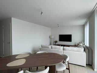 Prachtig afgewerkt appartement op de 3de verdieping (met lift). Het appartement beschikt over een ruime slaapkamer, apart toilet, badkamer en berging/wasplaats. De leefruimte omvat een volledig ingerichte maatkeuken en lichtrijke living met aanpalend een ruim en zonnig terras. Een ondergrondse autostaanplaats is beschikbaar. Vrij vanaf 1 oktober 2026.