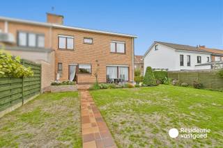 Deze ruime halfopen woning is rustig gelegen in Gistel en biedt heel wat mogelijkheden voor wie op zoek is naar een aangename gezinswoning met voldoende ruimte. Op het gelijkvloers beschikt de woning over een ruime leefruimte, een aparte keuken, inkomhal, toilet en garage. De eerste verdieping omvat vier volwaardige slaapkamers en een badkamer. Ook de ruime zolder zorgt voor heel wat extra bergruimte en biedt mogelijkheden voor wie de woning verder wil benutten.<br />De woning is op te frissen, maar vormt een uitstekende basis om er opnieuw een warme en comfortabele thuis van te maken. Achteraan bevindt zich een aangename tuin met tuinhuis, wat zorgt voor extra praktische mogelijkheden. Dankzij de rustige ligging, de ruime indeling en de vier slaapkamers is dit een interessante woning voor gezinnen die op zoek zijn naar ruimte en potentieel in Gistel.<br /><br />De woning kan worden bezichtigd op de KIJKDAG 10/10 van 14u tot 16u, op afspraak.<br /><br />Neem voorsprong met een vrijblijvende en gratis schatting van uw eigendom via:<br />http://www.residentievastgoed.be/gratisonlineschatten<br /><br />EPC: 368 kWh/m² - UC: 3960324 ~ Vg, Wg, Gvkr, Gvv, Gmo ~ Ref.MI25134