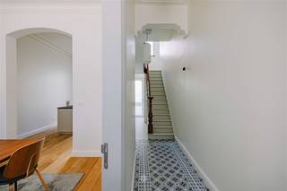 <p><span>GENT - Volledig gerenoveerde burgerwoning met ruim terras en zicht op het Gravensteen</span></p><p><span> </span></p><p><span>In het charmante Prinsenhof, op een topligging in het historische hart van Gent, bevindt zich deze volledig gerenoveerde burgerwoning met drie slaapkamers. <br />Een zeldzame combinatie van karakter, comfort en locatie. Ideaal voor wie stijlvol wil wonen in de stad. </span></p><p><span> </span></p><p><span>De belangrijkste troeven: </span></p><ul><li><span>Volledig en smaakvol gerenoveerd</span></li><li><span>Ruim terras aan de keuken</span></li><li><span>Lichtrijke leefruimte met kachel</span></li><li><span>Adembenemend zicht op het Gravensteen</span></li><li><span>Ruime wijnkelder met voorzieningen voor wasmachine en droogkast</span></li></ul><p><span> </span></p><p><span>Zo ziet het gelijkvloers eruit: </span></p><p><span>We betreden de woning via een ruime inkomhal met gastentoilet. De eetruimte sluit mooi aan op de keuken, die directe toegang biedt tot het grote terras. </span></p><p><span> </span></p><p><span>Zo zien de verdiepingen eruit: </span></p><p><span>Op de eerste verdieping bevindt zich de lichtrijke leefruimte met gezellige kachel. De tweede verdieping biedt plaats aan een ruime slaapkamer en een badkamer met ligbad/douche, lavabo, wc en ingebouwde kastenwand. Op het bovenste verdiep bevindt zich de master bedroom met aparte douche en toilet, en een schitterend uitzicht op het historische Gravensteen. </span></p><p><span> </span></p><p><span>Richtprijs: 1.050.000,00 euro</span></p><p><span>EPC: B</span></p><p><span> </span></p><p><span>Een instapklare stadswoning met blijvende waarde op een unieke locatie. </span></p><p><span> </span></p><p><span>Contacteer Axel Lenaerts Makelaars voor een bezoek ter plaatse.</span></p>