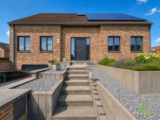 <p><span>Aan de Truiense stadsrand vinden we deze zeer ruime gezinswoning op een aangenaam perceel van 8a 14ca.</span></p><p><span>Op wandelafstand bevindt er zich een kleuter- en basisschool, maar het centrum van Sint-Truiden is ook zeer gemakkelijk te bereiken op slechts 5 minuutjes met de fiets. </span></p><p><span>De oprit van de E314 richting Luik, Leuven en Brussel ligt op 15 minuten rijden. </span></p><p><span> </span></p><p><span>De woning werd midden jaren ’90 gebouwd en steeds zeer goed onderhouden. </span></p><p><span>Enkele jaren geleden werd de aardgasketel vervangen (2017), werd er een zonnepaneleninstallatie van 6400Wp geïnstalleerd (2022) en werd er een volledige airco-installatie voorzien (2025). Hierdoor heeft de woning een prachtig EPC A-label en is ze volledig klaar voor de toekomst. </span></p><p><span> </span></p><p><span>Op straatniveau bevindt zich de inpandige garage met achtergelegen berging en de wasplaats. </span></p><p><span>Op tuinniveau vinden we aan de straatkant de centrale inkomhal, voorzien van een gastentoilet en de toegang tot de twee eerste slaapkamers op deze verdieping, alsook de eetkamer. Deze werd aan de straatzijde ondergebracht waardoor de woonkamer een aangenaam zicht heeft op het terras en de tuin. Zowel via het schuifraam in de woonkamer als dat in de keuken is er toegang tot de tuin. De aparte keuken beschikt over een ziteiland, een heteluchtoven, microgolfoven, vaatwasser en inductievuur. </span></p><p><span>De slaapkamers op deze verdieping kunnen ook ingericht worden als bureau voor een vrij beroep of als home-office. </span></p><p><span>De bovenverdieping herbergt nog drie extra ruime slaapkamers en de badkamer. Deze vernieuwde badkamer is uitgerust met een toilet, inloopdouche, ligbad en meubel met lavabo. </span></p><p><span>De zolder is bereikbaar via een luikje en biedt nog extra opbergruimte. </span></p><p><span> </span></p><p><span>De tuin is volledig omheind en beschikt over een tuinhuisje en een ruime terras waar op alle momenten van de dag de zon beschikbaar is. </span></p><p><span> </span></p><p><span>Pluspunten:</span></p><p><span>- EPC A</span></p><p><span>- 5 slaapkamers</span></p><p><span>- onderkelderd</span></p><p><span>- volledig instapklaar</span></p><p><span> </span></p><p><span>De vermelde bewoonbare oppervlakte is de netto-oppervlakte van de woning met uitzondering van de zolder en bijgebouwen.</span></p>