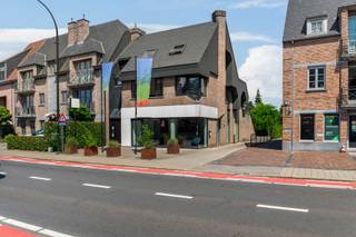 <span>Op een uitstekende locatie in het centrum van 's-Gravenwezel bevindt zich dit volledig gerenoveerde duplexappartement van ca. 170 m². <br />Dankzij de privatieve inkom heeft dit duplex appartement het gevoel van een woning. <br /><br /><span><strong>Indeling</strong></span><br /><br />Aparte inkom - toegang tot de private keldergerging met 2 compartimenten. <br /><br /><span><strong>Verdieping 1</strong></span><br /><br />inkomhal met gastentoilet - via een smeedijzeren deur is er toegang tot de leefruimte in L-vorm op parket en ingedeeld in een salon en eetkamer. De volledig geïnstalleerde keuken sluitt aan op de leefruimte en is voorzien van alle hedendaags comfort. <br />Vanuit de keuken bereikt u een ruime wasplaats/berging vanwaar u eveneens toegang hebt tot terras. Via de buitentrap bereikt men de achterliggende parking. <br />Verder is er op deze verdieping een eerste slaapkamer of polyvalente kamer/bureau met een en-suite badkamer uitgerust met inloopdouche en badkamermeubel met lavabo en een aparte ruime dressing.<br /><br /><span><strong>Verdieping 2</strong></span> <br /><br />Op de duplexverdieping bevinden zich 3 slaapkamers, badkamer 2 met lavabomeubel voorzien van dubbele lavabo en een ligbad/douchecombinatie.<br />Het apart toilet is op de nachthal.<br />Van hieruit is er via een uitschuifbare trap toegang tot de geïsoleerde bergzolder.<br /><br /><span><strong>Bijzonderheden<br /></strong></span></span><br /><span>Verwarming op aardgas, alu-ramen met dubbele beglazing, kleinschalig gebouw, ruime parking achteraan, energiezuinig gerenoveerd, <br />EPC 151 kWh/m² - label B - UC 3918870<br />Vg-Wg-Gvv-Gvkr-Gmo-Gworg</span>