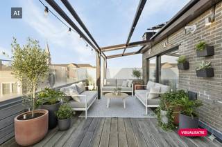 Dit appartement wordt aangeboden via Power-Sale. De vermelde prijs is een richtprijs. Wil je een afspraak vastleggen of wens je meer info omtrent deze koopmethode, neem dan contact op met de dossierverantwoordelijke Stijn Soenen | 0477 692 694 | stijn.soenen@dewaele.com. De AI-visualisaties zijn bedoeld als inspiratie. Er werd geen rekening gehouden met technische specificaties, stedenbouwkundige voorschriften of de concrete mogelijkheden tot realisatie.<br /><br />Lichtrijk en gezellige dakstudio (ca. 47 m²) met veranda en 2 ruime terrassen te koop gelegen op de vierde verdieping in residentie Boudewijn in Roeselare.<br />Deze uiterst verzorgde residentie in de Vlamingstraat 10 ligt op een boogscheut van de winkelstraat (Ooststraat) en het station. <br /><br />Indeling:<br />inkomhall | badkamer met toilet en douche | 1 slaapkamer | lichtrijke leefruimte met veranda (met zonnescreens) en open keukentje | terras ca. 25 m² aan de voorzijde met berging en grote zonneluifel | terras ca. 10 m² aan de achterzijde<br />(terrassen voorzien van nieuwe bankirai in 2024)<br /><br />Goed onderhouden, geschilderd, voorzien van gordijnen en nieuwe verwarmingsketel (2023)<br /><br />Vanop de dakterrassen geniet je van een prachtig uitzicht op de stad, met volledige privacy. Een oase van rust waar je kan genieten van de zon te midden van het stadsleven.<br />Residentie Boudewijn is een kleinschalige, kraaknette en rustige residentie. Het dak werd volledig gerenoveerd in 2024, en de lift voldoet sinds 2023 aan de laatste normen. <br /><br />Extra troeven: lift in het gebouw, conformiteitsattest aanwezig. <br /><br />Deze AI-visualisaties zijn bedoeld als inspiratie. Er werd geen rekening gehouden met technische specificaties, stedenbouwkundige voorschriften of de concrete mogelijkheden tot realisatie<br /><br />De eigendom wordt aangeboden via de Power-sale formule. Op 12/08/2026 tussen 18:00 en 19:00 kan u de woning op afspraak komen bezichtigen en een bod uitbrengen. De vermelde prijs is een instelprijs. Voor meer info, gelieve contact op te nemen met de dossierverantwoordelijke.<br /><br />Deze AI-visualisaties zijn bedoeld als inspiratie. Er werd geen rekening gehouden met technische specificaties, stedenbouwkundige voorschriften of de concrete mogelijkheden tot realisatie.