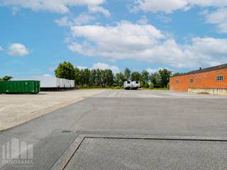 Functioneel magazijn met een oppervlakte van +/- 860 m² en verharde buitenstockage van +/- 4.000 m² te huur. Uitermate goed gelegen langs de bedrijvige Staatsbaan (N35) met onmiddellijke verbinding naar de op- en afrit 9 Lichtervelde van de E403 (+/- 18 min).<br /><br />Het <strong>geïsoleerd magazijn</strong> is toegankelijk via 2 sectionale poorten met toegangsdeur. De loods heeft een vrije hoogte tussen +/- 4,45 m en 8,25 m en is voorzien van o.a. lichtstraten, betonvloer, elektriciteit 63A en water. Ruime parkeer- en manoeuvreerruimte voorzien op het verhard en omheind terrein (afgesloten met elektrische toegangspoort).<br /> <br />Onmiddellijk beschikbaar. <br /><br />Contacteer <strong>PANORAMA B2B</strong> voor meer inlichtingen, plannen of een vrijblijvend plaatbezoek <strong>050 300 800</strong>.