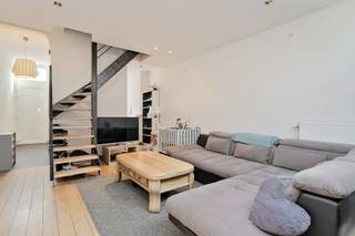 <strong><span>IN OPTIE – Deze woning bevindt zich momenteel in optie. Nieuwe bezoeken kunnen daarom niet meer worden ingepland.</span></strong><br /><br />Deze gezellig woning met 3 slaapkamers ligt op 5 minuten wandelafstand van het centrum van het bruisende Kontich.<br /><br />De leefruimte (zitkamer, keuken en eetkamer) is één grote ruimte van maar liefst 50m2!<br /><br />We komen de woning binnen in de inkomhal met apart gastentoilet met een lavabo. Vanuit de inkomhal kunnen we ook naar de zeer praktisch ingerichte DROGE KELDER met aansluiting voor wasmachine en droogkast en extra bergplaats.<br /><br />Achter de inkomhal komen we in de lichte leefruimte, dit dankzij het aangename daglichtinval door de koepels van het dak en de grote raampartij achteraan de woning. De zitkamer, keuken en eetkamer zijn mooi met elkaar geïntegreerd en vormen één geheel.<br />De KEUKEN is volledig geïnstalleerd, een echte droom voor elke keukenprins(es)! Vanuit de eetkamer hebben we zicht op en toegang tot het aangenaam terras en diepe ZUID-WEST TUIN van maar liefst 245m2.<br /><br />Vooraan de woning is ook nog een bureauruimte die het toelaat om een gezellig familieleven te leiden.<br /><br />Via de open trap in de zitkamer bereiken we het eerste verdiep met ruime slaapkamer vooraan. De BADKAMER is achteraan gelegen en heeft een ligbad, 2 lavabo’s en een toilet.<br /><br />Op de 2de verdieping, onder schuin dak, vinden we nog 2 ruime slaapkamers op kurkvloer met veluxramen met verduisteringsgordijnen.<br /><br />Praktisch ook is de bergzolder in de nok van het dak.<br /><br />EPC : 225 kWh/m2 (Label C)<br />Beschikbaar vanaf 01 september 2026