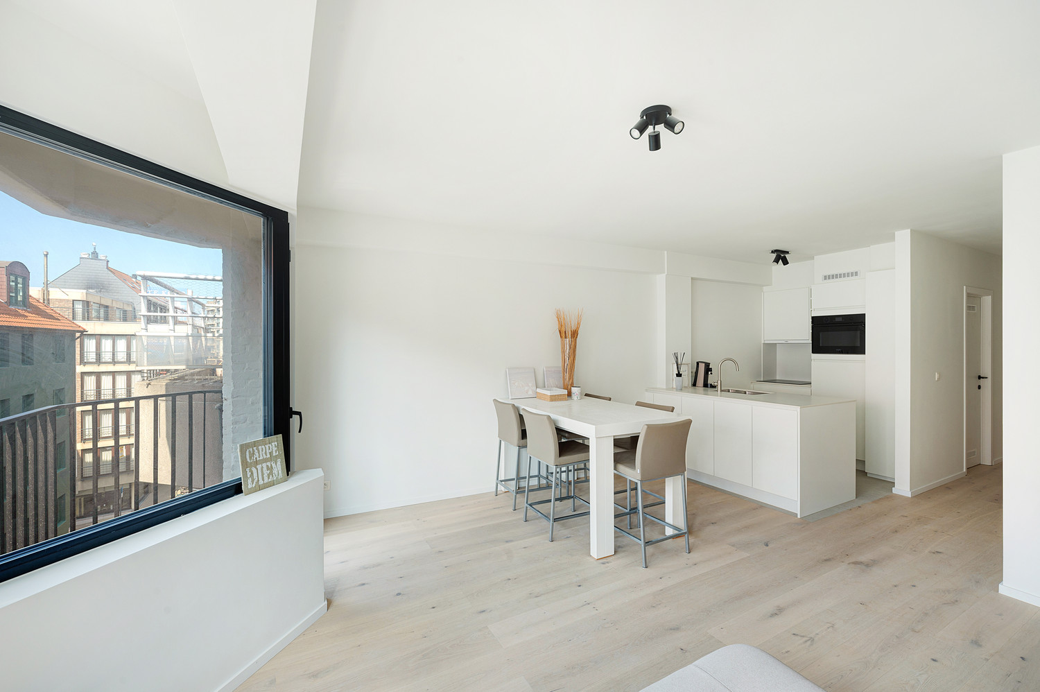 Vernieuwd en energiezuinig appartement vlakbij de Zeedijk - photo 2