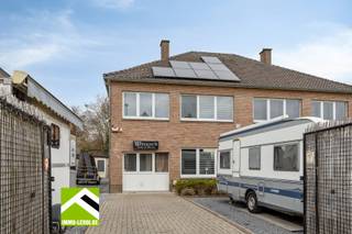 Deze ruime, half-open woning is ideaal gelegen op wandel- en fietsafstand van scholen, winkels en het stadscentrum. Recent werden...
