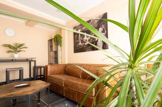 Deze gerenoveerde, ruime gezinswoning met extra appartement ligt net om de hoek van de kerk in Bredene-Sas.<br />De woning werd enkele jaren terug gerenoveerd en verdeeld in een woning en een appartement met aparte inkom.<br />Het pand kan dienst doen als kangoeroewoning of als investering.<br />Momenteel wordt het gelijkvloerse appartement verhuurd via AirBnB met een een mooi rendement!<br />De hoofdwoning omvat een inkom met toegang tot de garage.<br />Op de eerste verdieping bevindt zich een gastentoilet, een ruime, lichtrijke leefruimte met open, geïnstalleerde keuken en slaapkamer.<br />Op de tweede verdieping hebben we een centrale badkamer met dubbele lavabo en bad met douche, is er nog een apart toilet, twee grote kamers, waarvan één doorloopkamer en een overdekt terras dat momenteel dienst doet als veranda.<br />Mits enkele aanpassingen kan het dak mogelijks worden ingericht als dakterras.<br />Er is eveneens een inpandige garage aanwezig dat momenteel dienst doet als werkplaats.<br />Het appartement op het gelijkvloers heeft zijn eigen inkom, een aparte keuken, leefruimte, badkamer en aparte slaapkamer.<br /><br />Kortom, een specifiek pand voor mensen die willen wonen en een afzonderlijk appartement willen gebruiken voor ouders, inwonende kinderen of als investering met een mooi rendement!<br /><br />Voor meer informatie of een bezoek, mail naar kris.bauwens@albert.immo of bel 0470/51 04 09.