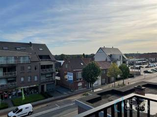 <p>Volledig afgewerkt appartement te huur in het centrum van Lochristi.<br />Dit appartement bevindt zich in Residentie César, een kleinschalige en gezellige residentie gelegen nabij alle handelszaken, busverbindingen , scholen enz..<br />De indeling van het pand ziet er als volgt uit: een inkom, een afzonderlijk toilet, een lichtrijke leefruimte met aanpalend een mooi terras met een fantastisch uitzicht op de dorpskern van Lochristi, een tijdloze en volledig ingerichte keuken (ijskast-vaatwas-vitrokeramische kookplaat-combi-oven), een ruime berging, 2 slaapkamers, een moderne badkamer met inloopdouche en een zolder.<br />Tevens is er een bovengrondse staanplaats en afzonderlijke fietsenberging aanwezig en inbegrepen in de huurprijs. Het pand is perfect afgewerkt met hoogwaardige materialen, volledig geschilderd en in elke ruimte voorzien van verlichting.<br />Het appartement is heel energiezuinig met E-peil E27 en wordt verwarmd dmv vloerverwarming. De gemeenschappelijke kosten zijn inbegrepen in de huurprijs.<br />Uw contactpersoon is Leen De Clercq, afspraken kunnen via mail naar leen@vastgoed-dc.be worden vastgelegd.</p>