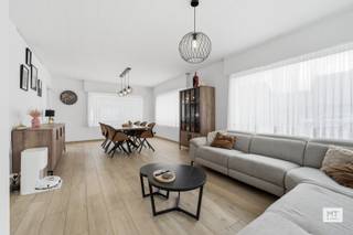 In een rustige, residentiële straat op de Madonna in Langemark-Poelkapelle bevindt zich deze gerenoveerde alleenstaande woning. In <strong>2023 </strong>werd de woning grondig gerenoveerd met bijzondere aandacht voor energiezuinigheid. Dit resulteert in een gunstig <strong>EPC-label B</strong>. Bovendien beschikt de woning over een <strong>conforme elektrische keuring</strong>.<br /><br /><strong>Indeling van het pand </strong>
<ul>
<li>Gelijkvloerse verdieping: inkomhal (15 m²), lichtrijke woon- en eetkamer (32 m²) met uitgeruste keuken voorzien van o.a. oven, microgolf, enkelvoudige spoelbak, inductiekookplaat, dampkap en vaatwasser (12 m²), 2 slaapkamers (15 en 7 m²), badkamer (8 m²) met inloopdouche, bad en wasmeubel, apart toilet, 2 bergingen (5 en 18 m², waarvan één verder af te werken) en hal (7 m²) die toegang biedt tot de eerste verdieping (vaste trap); </li>
<li>Eerste verdieping: open ruimte (45 m²) met potentieel voor het creëren van extra slaapkamers.</li>
</ul>
<strong>Kenmerken </strong>
<ul>
<li>Zonnige tuin met losstaande garage;</li>
<li>Dak-, muur- en vloerisolatie, HR-beglazing, vloerverwarming, airco en zonnepanelen;</li>
<li>Conforme elektrische keuring;</li>
<li>Vaste trap naar de eerste verdieping met mogelijkheid tot extra slaapkamers;</li>
<li>Verwarming op stookolie, met mogelijkheid tot eenvoudige omschakeling naar aardgas (reeds aanwezig in de woning)</li>
</ul>
<br />Benieuwd naar de indeling? Check zeker onderstaande video. <br />Link: https://youtube.com/shorts/XFQjImDkcDE?feature=share<br /><br />Interesse of een vrijblijvend bezoek? <br />Contacteer Eden op 0470 43 78 21 of mail info@minthus.be