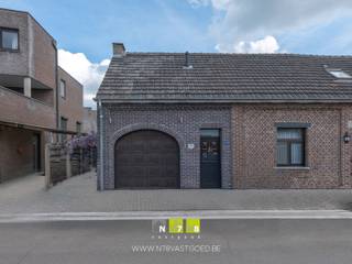 <span><strong>* IN OPTIE * HALFVRIJSTAANDE WONING MET 2 SLAAPKAMERS OP EEN PERCEEL VAN 2A59CA TE MAASMECHELEN. <br /><br />TROEVEN<br /></strong>- Gelegen dichtbij het centrum van Maasmechelen. Alle belangrijke voorzieningen in de buurt. <br />- Energielabel D: geen renovatieverplichting! <br />- Elektriciteit is conform!<br />- Asbestveilige woning!<br />- Badkamer op het gelijkvloers. <br />- Veranda aan de achterzijde van de woning. <br />- Inpandige garage.<br />- Gezellig tuintje met siervijver. <br /><strong><br />GELIJKVLOERS 00<br /></strong>- Inkomhal (1,46m x 5,64m = 8,23m²): trap naar verdieping 1, tegelvloer. <br />- Woonkamer (3,76m x 7,93m = 29,82m²): parket. </span><br /><span>- Keuken (4,46m x 3,40m = 15,16m²): geïnstalleerde keuken met onder-bovenkasten, lades, keramische kookplaat, dampkap, oven, vaatwasser, deur naar veranda, veel lichtinval dankzij de raampartijen, tegelvloer.<br />- Badkamer (4,00m x 1,93m = 7,72m²): ingericht badmeubel met dubbele lavabo, spiegelkast; ligbad, inloopdouche, wandbetegeling,tegelvloer. </span><br /><span>- Toilet (1,50m x 0,90m = 1,35m²): hangtoilet, spoelbakje, kastjes, deels wandbetegeling, tegelvloer. </span><br /><span>- Berging(3,26m x 2,24m = 7,30m²): aansluiting wasmachine en droogkast, tegelvloer. </span><br /><span>- Inpandige garage (3,10m x 5,60m = 17,36m²): sectionale poort, tegelvloer. </span><br /><span>- Veranda (3,00m x 4,60m = 13,80m²): deur naar buiten, tegelvloer. </span><br /><br /><span><strong>VERDIEPING</strong> <strong>+01 </strong></span><br /><span>- Overloop (1,50m x 1,50m = 2,25m²): trap naar het gelijkvloers, laminaat.<br />- Slaapkamer 1 (6,62m x 3,85m = 25,49m²): inbouwkasten, laminaat. <br />- Slaapkamer 2 (5,55m x 3,10m = 17,21m²): inbouwkasten, laminaat. </span><br /><br /><span><strong>EXTERIEUR</strong></span><br /><span>- Gezellig tuintje aan de achterzijde. <strong><br /></strong>- Veranda.<br />- Volledig omheinde tuin met siervijver. <br /><span><br /></span><br />Bekijkt u deze advertentie via een aanverwante vastgoedsite, surf dan zeker naar onze website <strong>www.N78vastgoed.be</strong> voor een uitgebreide beschrijving en foto's. <strong>Meer info: +32 (0)89 86 18 88 of info@N78vastgoed.be.</strong></span>
