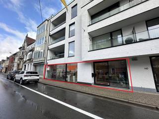 Espace de bureau de 162 m² à louer dans la Stationsstraat à Waregem, à quelques pas de la gare et du centre de Waregem. Grâce à sa situation centrale, le bâtiment bénéficie d'une bonne visibilité et d'un accès facile.<br /><br />Spécifications :<br />- Espace de bureau de 162 m²<br />- Coin cuisine<br />- Installation sanitaire<br /><br />Vous recherchez un bien immobilier commercial composé d'un bureau à louer à Waregem ? N'hésitez pas à nous contacter au 056 21 11 11.