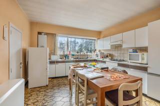 Bent u op zoek naar een vrijstaande woning met voldoende ruimte, een mooie tuin en een centrale ligging? Dan is deze open bebouwing in...