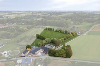 <p>Op zoek naar een eengezinswoning (vergunning 2026!) met karakter, ruimte en bijzonder veel mogelijkheden? Deze gerenoveerde hoeve (2011) is gelegen op een royaal perceel van maar liefst 14.380 m² en beschikt bovendien over een ruime loods, ideaal voor wie nood heeft aan extra stalling, opslag- of hobbyruimte. De woning is met haar 273 m² (BVO) bijzonder ruim en beschikt over een praktische indeling. Dankzij de indeling kan de woning ingericht worden in twee afzonderlijke leefgedeeltes, waardoor ze zich uitstekend leent tot zorgwonen, met behoud van de nodige privacy. Op het gelijkvloers vinden we een inkomhal met toilet, een gezellige woonkamer met Leuvense stoof, eetplaats en keuken, een berging, een tweede keuken en een aansluitende douchekamer. Op de verdieping bevinden zich drie slaapkamers, waaronder een ruime slaapkamer met aansluitende douchekamer, en een apart toilet. De combinatie van de hoeve, de veelzijdige indeling, de grote loods en het omvangrijke perceel op 150 m van Het Burreken maakt dit een bijzondere eigendom met tal van mogelijkheden voor wie op zoek is naar ruimte, vrijheid en een woning die kan meegroeien met de gezinssituatie. Conforme elektriciteitskeuring (bij akte) en EPC B! Neem gerust contact met ons op voor meer informatie of een bezichtiging. Enkel een schriftelijk bod dat door de verkopers wordt aanvaard, leidt tot een verbintenis of verkoop. De prijs omvat een vanafprijs.</p>