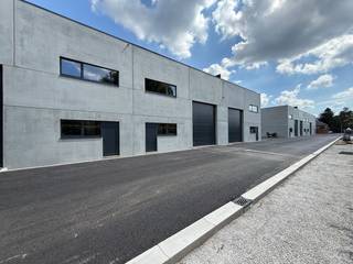 Gloednieuwe KMO-unit met een oppervlakte van <strong>267 m² </strong>te koop. Fantastisch gelegen op slechts 500 m van de <strong>N9 </strong>met een vlotte verbinding naar de <strong>expressweg </strong>Eeklo. <br /><br />De casco opslagruimte met een vrije hoogte van 6 m is toegankelijk via een automatische sectionale poort met een afzonderlijke toegangsdeur. De geïsoleerde loods is verder uitgerust met een lichtstraat met rookluiken. De polybetonvloer biedt een duurzame basis voor diverse opslagbehoeften. Daarnaast zijn er <strong>ramen </strong>aanwezig, die ideaal zijn om een kantoorruimte te creëren. Ook is er een regenwaterpomp voorzien, alsook een zekeringskast. Ruime parkeer- en manoeuvreerruimte op de verharde site. De loods maakt deel uit van het gloednieuwe project " <strong>ZONE CENTRUM</strong> ". Ook andere oppervlaktes beschikbaar. <strong>Beschikbaar bij notariële akte</strong>. Tevens een zeer interessante investering om te verhuren.<br /><br />Contacteer <strong>PANORAMA B2B</strong> voor bijkomende (technische) inlichtingen, plannen of een vrijblijvend plaatsbezoek <strong>0477 02 09 02</strong>.