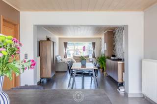 Op zoek naar een charmante woning met ruimte, comfort en een aangename buitenomgeving? Deze verzorgde halfopen bebouwing is gelegen in een zeer rustige straat, net buiten het centrum van Sint-Niklaas. <br /><br />De woning werd in 2007 volledig gestript en grondig vernieuwd, waardoor ze vandaag een mooie combinatie biedt van hedendaags comfort en een aangename woonbeleving.<br /><br />Bij het binnenkomen wordt u meteen verwelkomd in een aangename en lichtrijke leefruimte. Dankzij de grote raampartijen geniet u hier van een mooie hoeveelheid natuurlijk licht. De leefruimte sluit naadloos aan op de <strong>open keuken</strong>.<br /><br />De <strong>moderne keuken</strong> is volledig uitgerust met de nodige toestellen, waaronder een oven, combioven, vaatwasmachine en kookvuur, en beschikt bovendien over een gezellig kookeiland dat zorgt voor extra werk- en zitruimte.<br /><br />Op het gelijkvloers bevindt zich eveneens de ruime badkamer, voorzien van een inloopdouche, toilet en aansluitingen voor wasmachine en droogkast.<br /><br />De eerste verdieping biedt plaats aan <strong>drie comfortabele slaapkamers.</strong> Eén van de slaapkamers beschikt bovendien over een eigen badkamer, een bijzonder aangename troef voor wie extra privacy en comfort wenst.<br /><br />Buiten beschikt de woning over een ruime tuin en een groot terras met een mooi uitzicht over de omliggende velden. Daarnaast is er een aparte garage, die extra parkeergelegenheid en bergruimte biedt.<br /><br />Dankzij het <strong>gunstige EPC-label</strong> en de aanwezigheid van <strong>zonnepanelen </strong>is de woning bovendien bijzonder interessant op het vlak van energieverbruik.<br /><br />Bent u benieuwd naar deze woning? Neem dan zeker contact met ons op voor meer informatie of plan een bezoek via emily@claves.be of 03 502 98 74.
