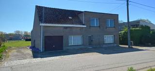 Uit de hand tekoop <br />Woning met bijgebouwen op en met grond 35 are. Na afbraak en verkaveling minimaal 2 open bebouwingen mogelijk .