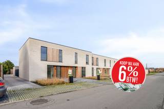 <span><span><strong>--- 21% BTW? DAT IS PASSÉ! KOOP NU AAN 6% BTW! ---<br />--- BESPAAR TIENDUIZENDEN EURO'S !!! ---</strong></span></span><br /><br /><span><span>Residentieel wonen in het landelijke Jonkershove (deelgemeente van Houthulst) waarbij iedere woning voorzien is van een ruim bijgebouw van ca. 40 m² (dubbele garage/loods). <br /><br /><strong>TRYCKEGOED</strong> is een kleinschalig en uiterst energiezuinig nieuwbouwproject bestaande uit <strong>10 woningen</strong>. Drie woningen langs de Mgr. Schottestraat en 7 gekoppelde woningen langs de Bosdreef. Alle woningen worden opgeleverd met 3 ruime slaapkamers, parkeergelegenheid voor de woning en gekoppeld aan een erg ruime garage/loods (tot 40m²) die ook als werk/berg ruimte kan dienst doen. De bijgebouwen kunnen langs achteren via een afzonderlijke toegang bereikt worden. Een deur in het bijgebouw koppelt deze met de tuin van iedere woning. </span></span><br /><br /><span><span><strong>Comfort, energiezuinigheid en kwaliteit zijn de eigenschappen van deze kleinschalige realisatie.</strong><br /><br />Tijdens de ontwerpfase werd veel aandacht geschonken aan enerzijds de <strong>energiezuinigheid</strong> </span></span><span><span>(reeds eerste <strong>e-peil bekend van -15</strong> !!! )</span></span> <span><span>en anderzijds het <strong>wooncomfort </strong>van de bewoners:</span></span>
<ul>
	<li><strong><span><span>Praktische indeling;</span></span></strong></li>
	<li><strong><span><span>Veel lichtinval;</span></span></strong></li>
	<li><span><span><strong>Handige en ruim bijgebouw</strong> (dubbele garage/loods);</span></span></li>
	<li><span><span>Regenwaterput van <strong>10.000L per woning</strong>; </span></span></li>
</ul>
<span><span>Op deze manier is het zowel binnen als buiten aangenaam vertoeven in deze woningen.<br /><br /><strong><u>Indeling:</u></strong> Mooie inkom met gastentoilet, open leefruimte met open keuken gekoppeld aan een erg ruime keukenberging. Op eerste verdiep beschikt de woning over 3 zeer ruime slaapkamers, een badkamer (inloopdouche, dubbele lavabo en mogelijkheid voor een bad) en afzonderlijk toilet op de gang. <br /><br /><strong><u>Wat maakt TRYCKEGOED uniek:</u></strong></span></span>

<ul>
	<li><span><span>Beter dan BEN (E4 tot E20) -> 100% korting op onroerende voorheffing voor 5 jaar en S23 tot S28 (afhankelijk van type woning);</span></span></li>
	<li><span><span>Aluminium buitenschrijnwerk;</span></span></li>
	<li><span><span>Energiezuinig project (vloerverwarming met <strong>warmtepomp (l/w), 8 zonnepanelen per woning</strong>, warmtepomp met ingebouwde boiler voor sanitair warm water,…);</span></span></li>
	<li><span><span>Ventilatiesysteem D; </span></span></li>
	<li><span><span><strong>Kleinschalig project</strong>;</span></span></li>
	<li><span><span><strong>Rustige ligging</strong>;</span></span></li>
	<li><span><span>Kwalitatieve architectuur en materiaalkeuze;</span></span></li>
	<li><span><span><strong>Uniek concept met ruime dubbele garages/loods</strong> gekoppeld aan woning;</span></span></li>
	<li><span><span>...</span></span></li>
</ul>
<span><span><em>Prijs garage op aanvraag (dient mee aangekocht te worden per woning).</em><br /><br />Dit is een realisatie van Marc Demeulenaere. Wie reeds gebouwd heeft met deze bouwheer, weet dat we hier spreken van een zeer kwalitatieve opdrachtgever met oog voor kwaliteit en degelijkheid. U ziet onmiddellijk aan de werf dat dit project een goede opvolging geniet. <br /><br /><strong>Bent u op zoek naar een prachtige nieuwbouw als eigen woning of een goede investering met gegarandeerd rendement? Plan dan snel uw afspraak! Contacteer ons op het nummer 051 50 11 51 of via diksmuide@diksimmo.be.</strong></span></span>