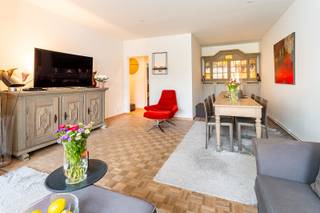 2 slaapkamer appartement op de 1ste verdieping van een kleinschalig gebouw. Zeer centraal gelegen nabij de zeilplas Galgenweel en toch op een boogscheut van Antwerpen-centrum. Openbaar vervoer, voetgangerstunnel en winkels in onmiddellijke omgeving. Indeling: inkomhal met ingemaakte kast en aansluiting voor wasmachine; woonkamer met aansluitend de keuken; badkamer met douche, lavabomeubel en toilet; 2 slaapkamers en afzonderlijk toilet. Vaste kosten bedraagt 20 euro / maand! Epc: 165 kWh/m2.